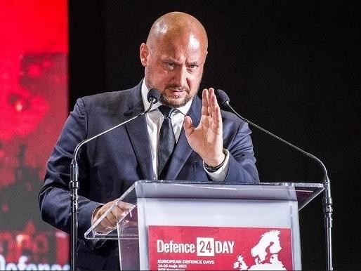 Jacek Siewiera w mundurze wojskowym, w tle elementy związane z misją medyczną lub strategicznym planowaniem.